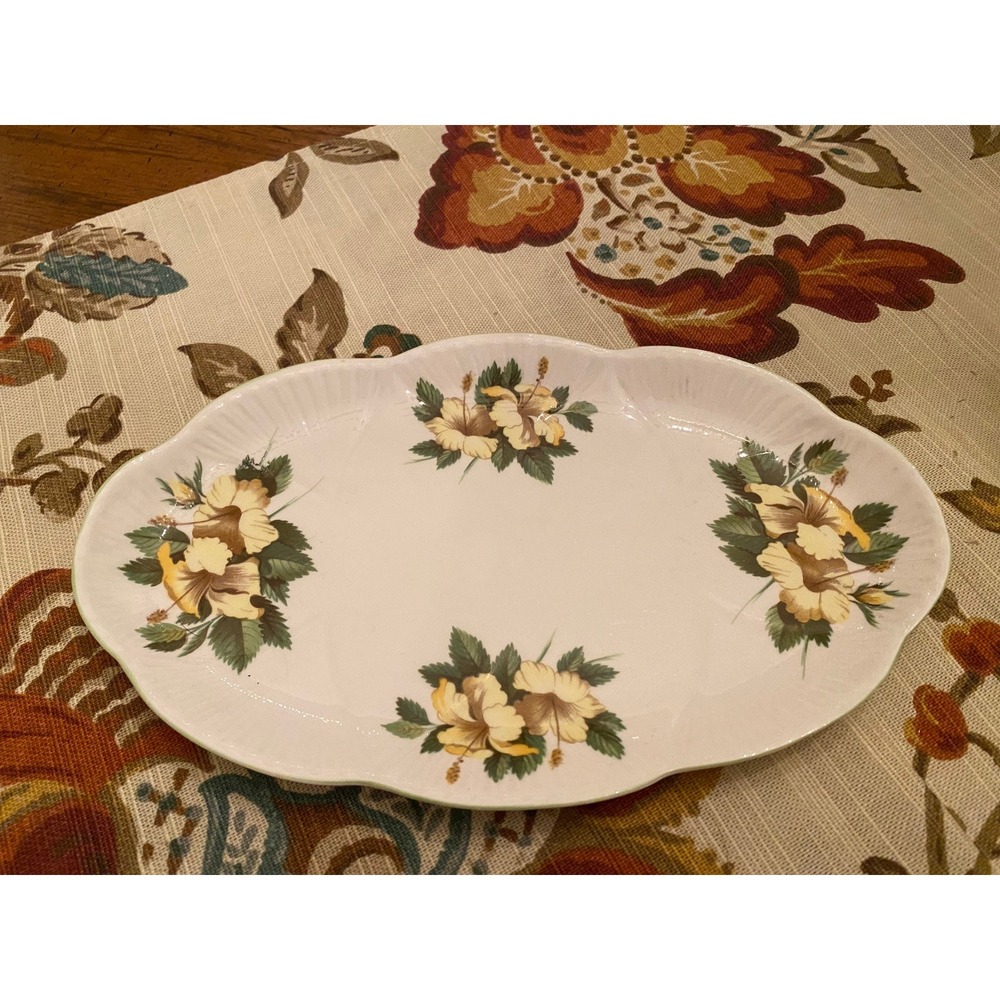 Shelley Creamer and Oval Tray Hibiscus Pattern Dainty Shape 1940s - Beautiful - Picture 2 of 8
